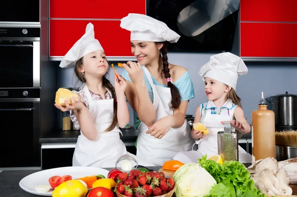母亲和两个女儿在厨房里 — 图库照片