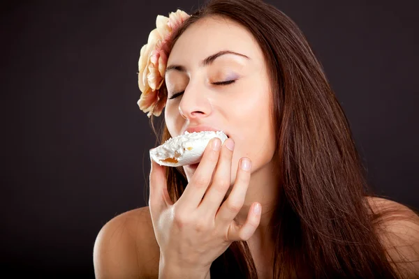 Krásná mladá dívka se zavřenýma očima jíst dort — Stock fotografie