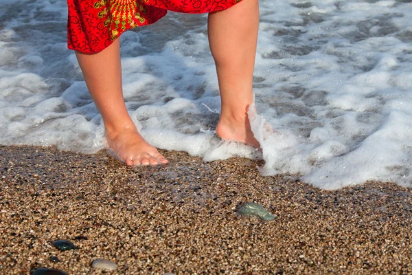 Femme nue jambes dans la vague de la mer — Photo