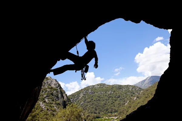 Kaya tırmanışçısı siluet — Stok fotoğraf