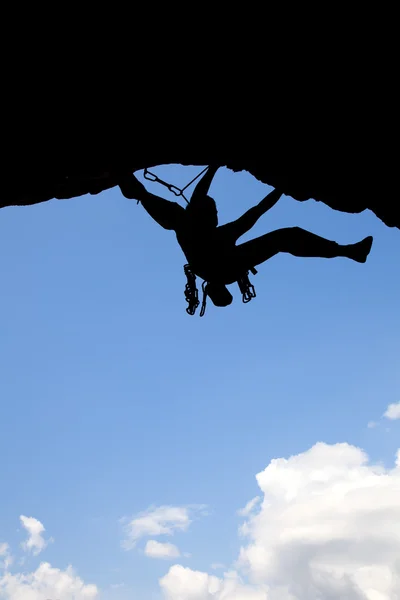 Güneşli bir günde kaya tırmanışçısı siluet — Stok fotoğraf