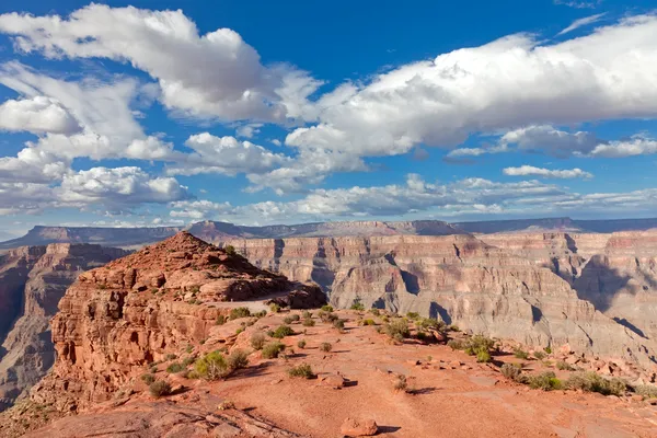 Grand canyon com céu azul e nuvens — Fotografia de Stock