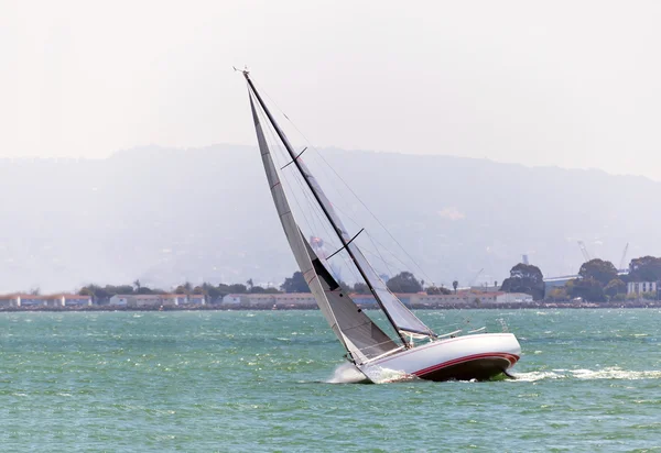 サンフランシスコ湾でセーリング ボート — ストック写真