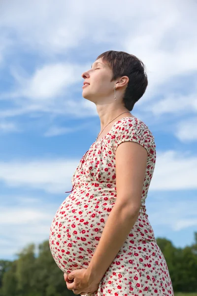 Kapalı gözlerle hamile kadın — Stok fotoğraf