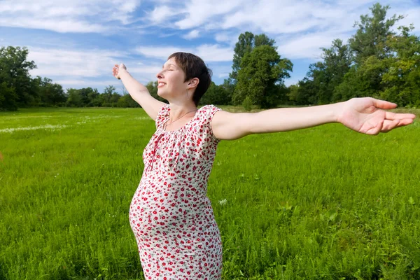 Terhes nő csukott szemmel — Stock Fotó