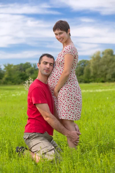 Kocası onun hamile eşi dikkat çekici — Stok fotoğraf