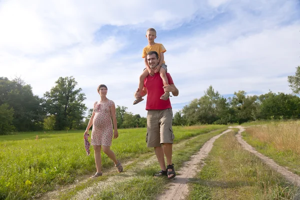 Glückliche Familie mit schwangerer Frau, Kind und Vater — Stockfoto