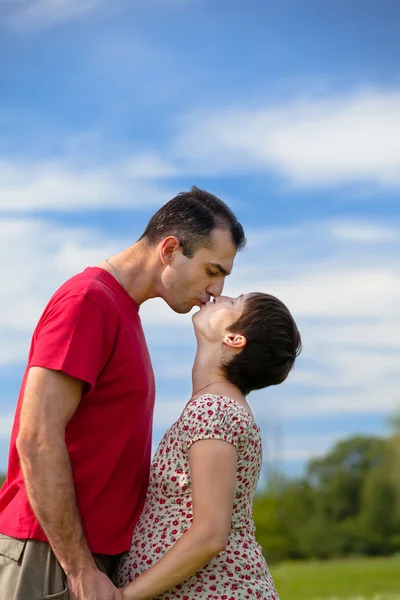 Mąż całować jego ciężarna żona — Zdjęcie stockowe