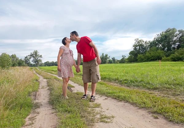 Husband kiss his pregnant wife — Stock Photo, Image