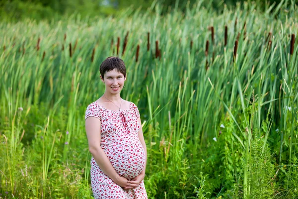 Hamile kadın sıklıkta — Stok fotoğraf