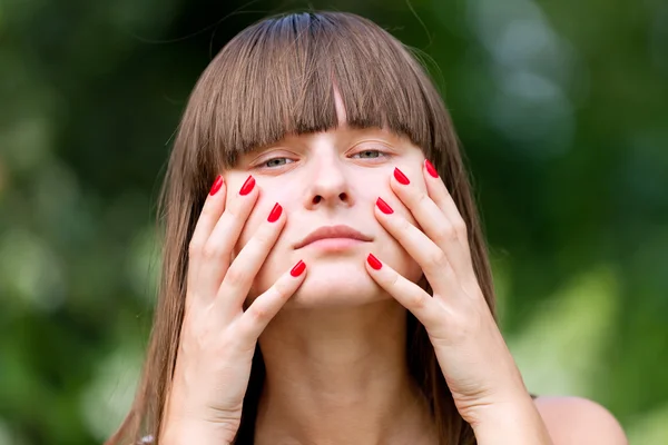 Menina com manicure vermelho — Fotografia de Stock