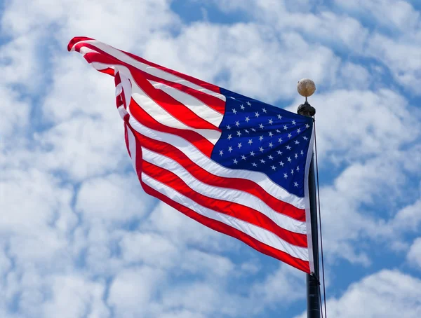 Rüzgarda sallayarak ABD bayrağı — Stok fotoğraf