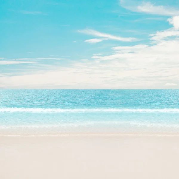 Tropikalnej plaży i ocean — Zdjęcie stockowe