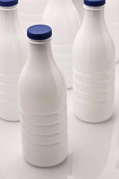 Plastikowe butelki mleka — Zdjęcie stockowe
