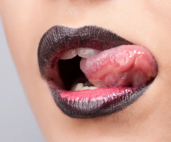 Lábios de mulheres com a composição criativa — Fotografia de Stock