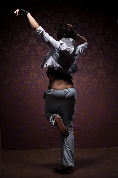 Танцующая женщина в стиле улицы — стоковое фото
