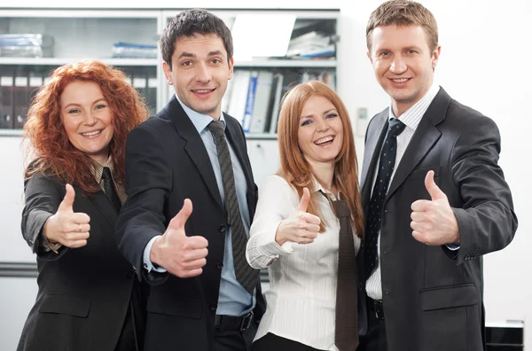 Equipe expressa positividade no escritório — Fotografia de Stock