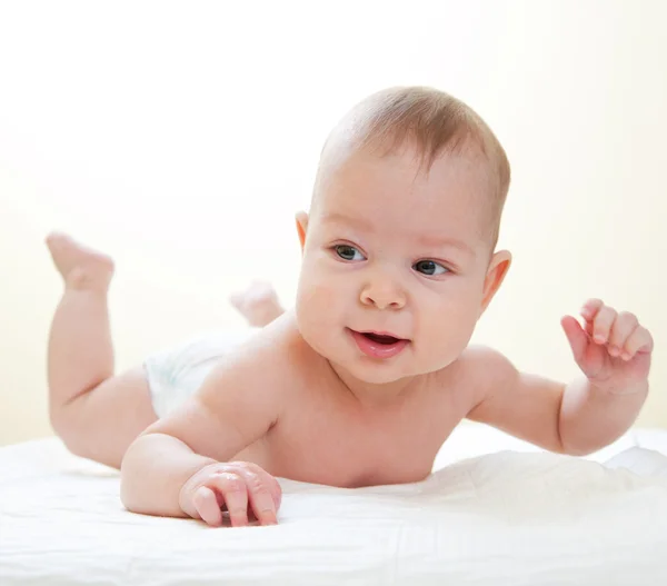 Новорожденный ребенок на полотенце — стоковое фото