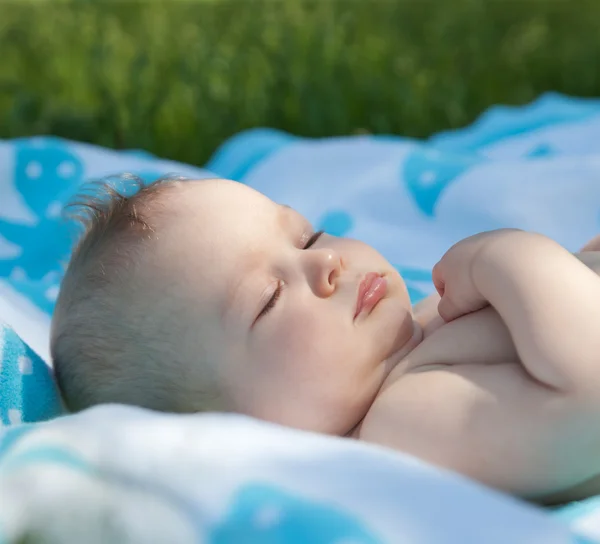 Newborn baby sleep in park — Stock Photo, Image