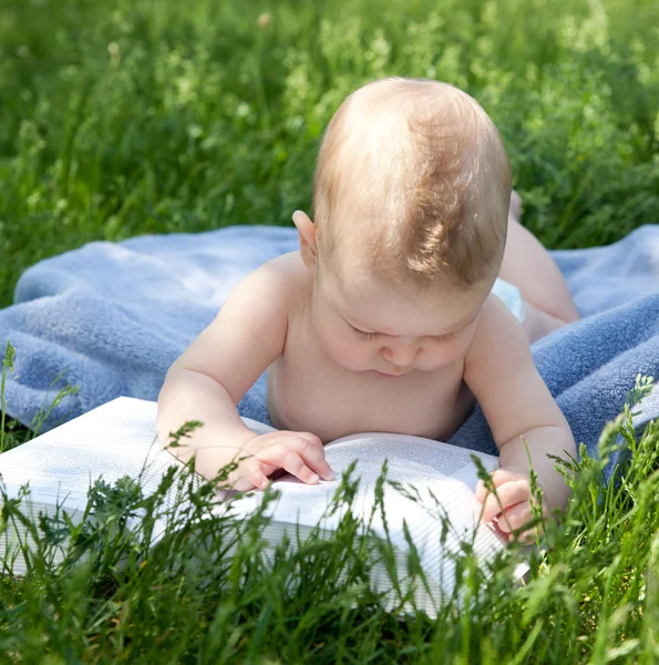 Nyfödda Läs boken i park — Stockfoto