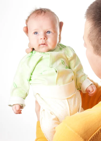 Baby in handen van vader — Stockfoto