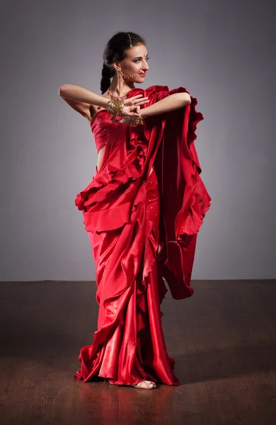 Indická tanečnice v červených šatech — Stock fotografie