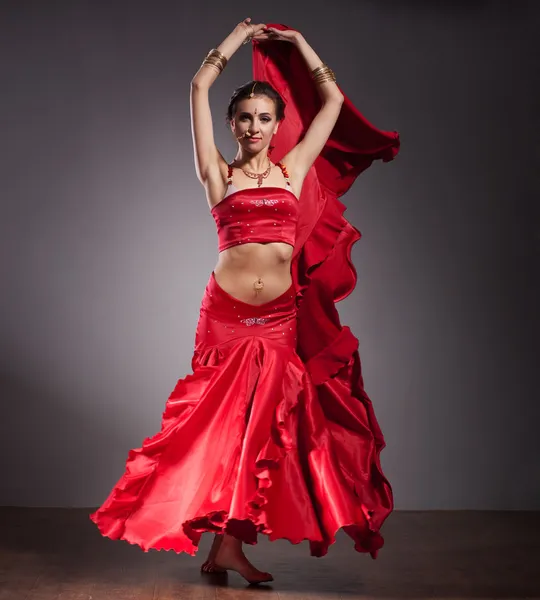 Indická tanečnice v červených šatech — Stock fotografie