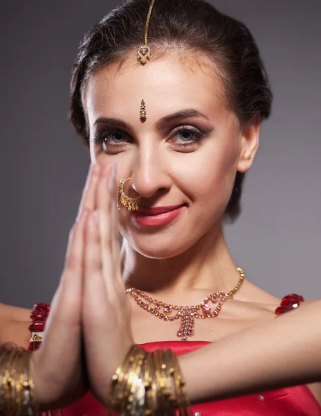 Indyjski tancerz w czerwonej sukience — Zdjęcie stockowe