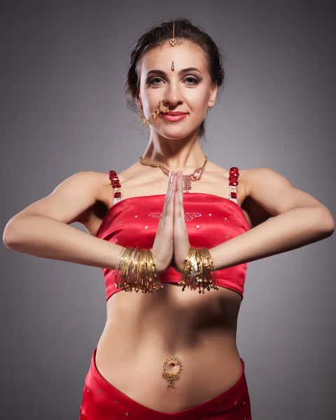 Dançarina indiana em vestido vermelho — Fotografia de Stock