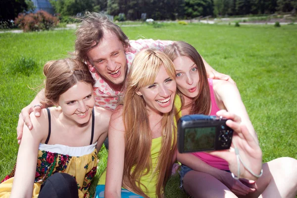 Giovane con macchina fotografica nel parco — Foto Stock