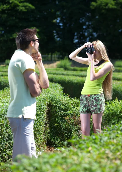 Fotógrafo con modelos en parque — Foto de Stock