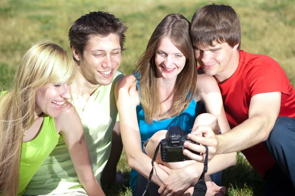 Photographer with models in park — Stock Photo, Image