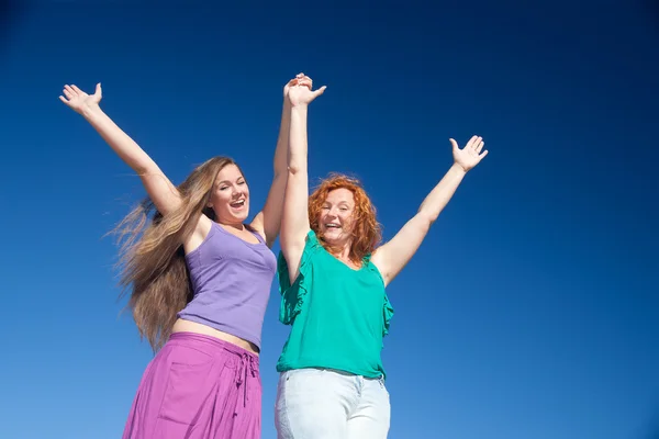 Two women have fun in park — Stock Photo, Image