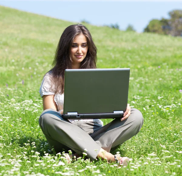 Mujer con cuaderno sentarse en la hierba — Foto de Stock
