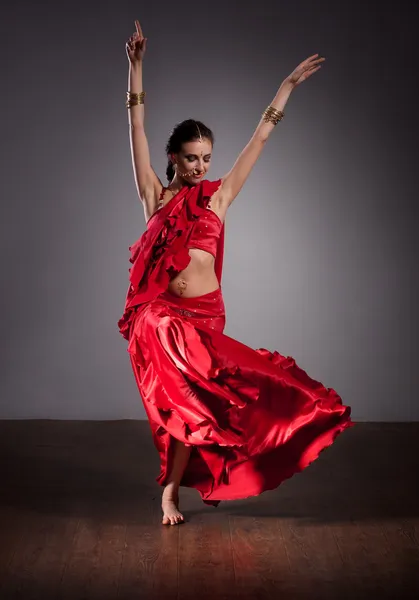 Indiase danseres in rode jurk — Stockfoto