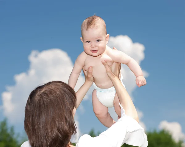 Bebé recién nacido en las manos de la madre — Stockfoto