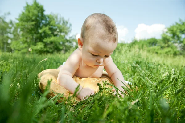 新出生的婴儿在草 — 图库照片