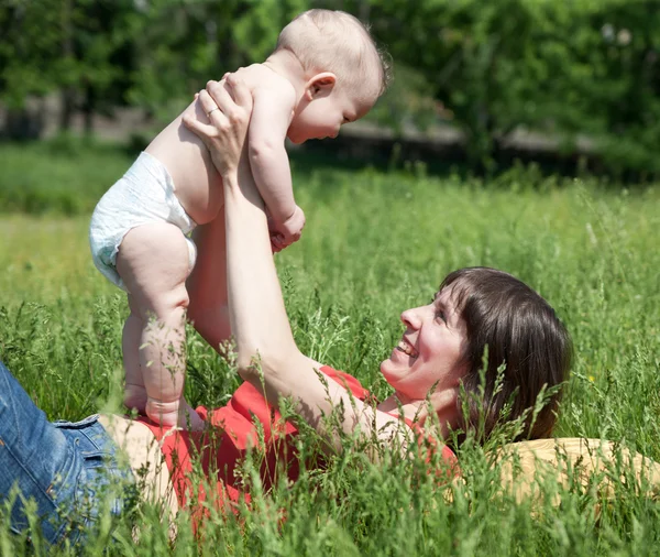 Boldog anya, Baby, fűben — Stock Fotó