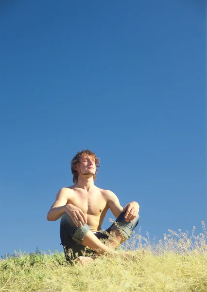 公園で瞑想男 — ストック写真