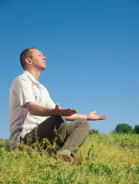 Mężczyzna medytujący w parku — Zdjęcie stockowe