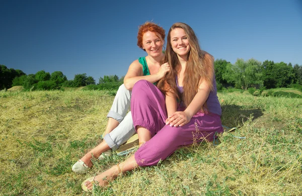 Kaksi naista pitää hauskaa puistossa — kuvapankkivalokuva