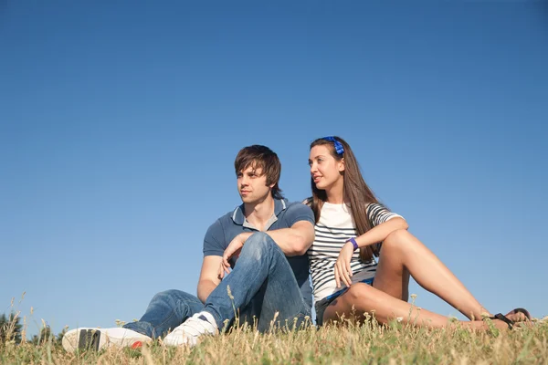Genç çifti Park'ta rahatlayın. — Stok fotoğraf