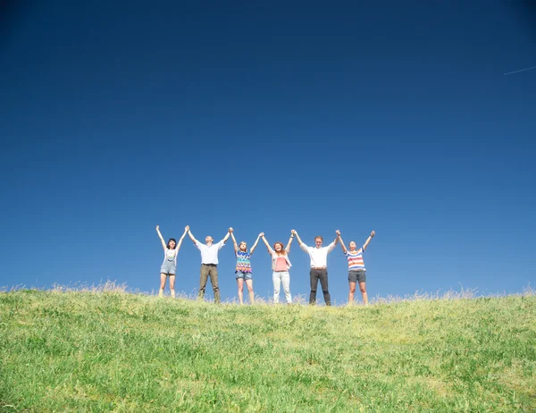 Em colina levantar as mãos juntos — Fotografia de Stock