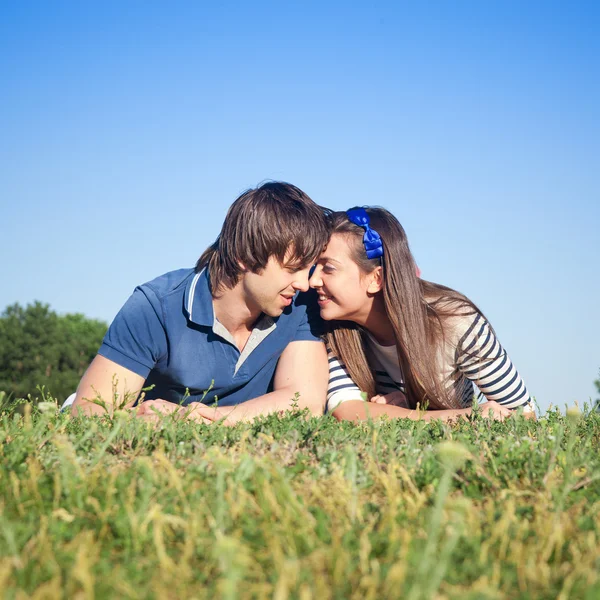 Jeune couple se détendre dans le parc — Photo