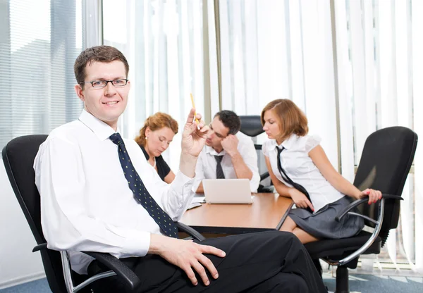 Gerente com trabalhadores de escritório na sala de bordo — Fotografia de Stock