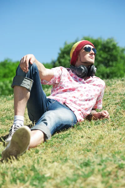 Junger Mann liegt auf Gras — Stockfoto