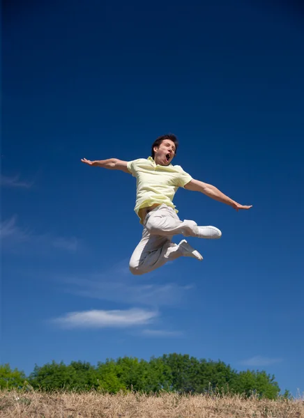 Mladý muž skok — Stock fotografie