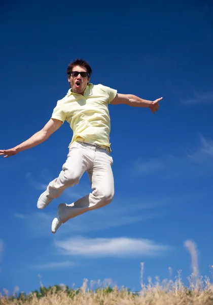 Hombre joven salto — Foto de Stock