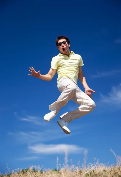 Hombre joven salto — Foto de Stock