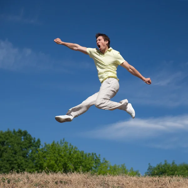 Молодой человек прыгает — стоковое фото